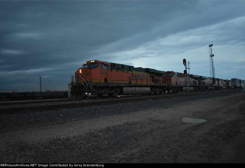 BNSF 6189 brings in a westbound z train